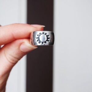 Sterling Silver Sunburst Band Ring - Silver - Size 4-4.5
